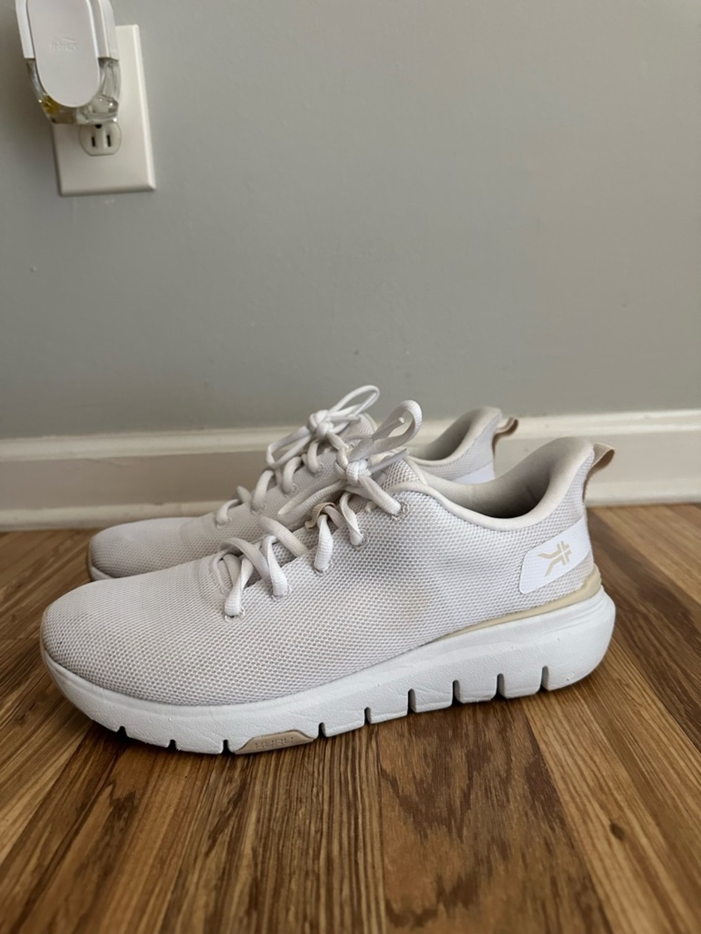Kuru Flex Via Womens Size 8M White Biege Athletic Running Walking Shoes Sneaker
